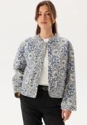 ONLY Onlhallie Quilted Jacket Cloud Dancer Aop:blue Tile Pri S