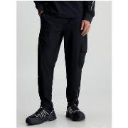 Jogging housut / Ulkoiluvaattee Calvin Klein Jeans  J30J324046  EU L
