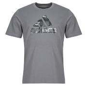 Lyhythihainen t-paita adidas  Camo Badge of Sport Graphic T-Shirt  EU ...