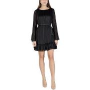 Lyhyt mekko Guess  LS ILENIA PLEAT DRESS W6RK37 WJ712  EU S