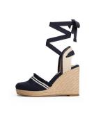 TOMMY HILFIGER Sandaalit  vaaleabeige / marine / valkoinen