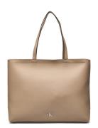 Minimal Monogram Slim Tote34 T Beige Calvin Klein