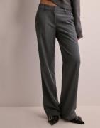 Nelly - Harmaa - Low Waist Relaxed Suit Pants