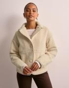 Nelly - Valkoinen - Shearling Jacket