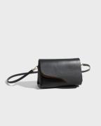 ATP ATELIER - Musta - Scarlino Nappa Pouch Bag