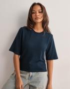 Nelly - Sininen - Soft Luxe Tee