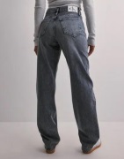 Calvin Klein Jeans - Harmaa - High Rise Straight