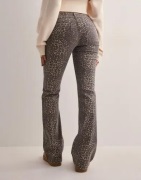 Nelly - Ruskea - Low Waist Bootcut Leo Jeans