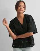 Selected Femme - Musta - Slfdahlia Ss Broderi Shirt Noos
