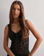 Nelly - Musta - Romantic Lace Sleeveless Top