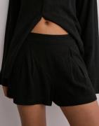 Nelly - Musta - Flowy Linen Shorts