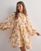 Malina - Kukallinen - Tyra high neck balloon sleeve mini dress