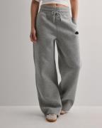 The North Face - Harmaa - W Wide Leg Jogger