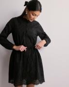 Selected Femme - Musta - Slftatiana Ls Short Embr Dress Noos