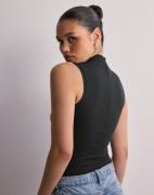 Spanx - Musta - Ribbed Mock Neck Bodysuit