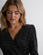 Only - Musta - Onlnelly L/S Shine Wrap Dress Cs Jr