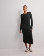 Pieces - Musta - Pckylie Ls O-Neck Midi Dress Noos B