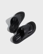 Inuikii - Musta - Slipper Padded Toe