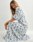 Neo Noir - Kuviollinen - Kikka Wild Rose Dress