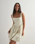 Malina - Valkoinen - Livia Drop Waist Mini Dress