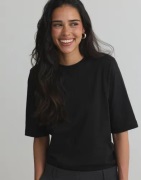 Nelly - Musta - Powerful Shoulder Tee