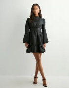 Vero Moda - Musta - Vmsulle New Ls Short Dress Wvn Exp