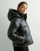 Vero Moda - Musta - Vmuppsashiny Short Jacket