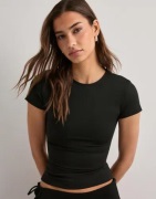 Nelly - Musta - Sculpting Tee