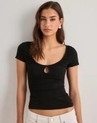 Nelly - Musta - Rouched Keyhole Tee