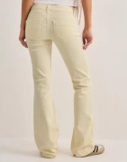 Nelly - Keltainen - Super Low Heart Pocket Bootcut Jeans