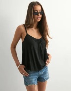Nelly - Musta - Flowy Strap Top