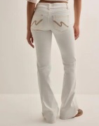 Nelly - Valkoinen - Low Waist Bootcut Stitch Jeans