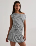 Nelly - Harmaa - Soft Shoulder Mini Dress