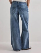 Nelly - Sininen - Low Loose Flare Jeans